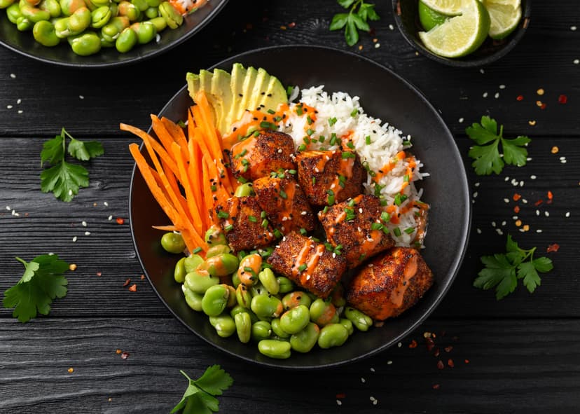 Poke bowl de salmón con edamames